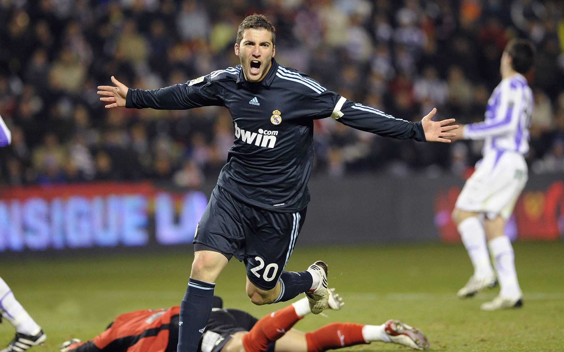 英超汗水与泪水:拼搏到底,缔造奇迹,英超壮汉