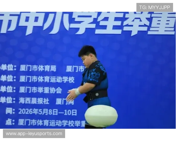 举重俱乐部完善青少年训练周期与阶段性考核制度，举重训练营