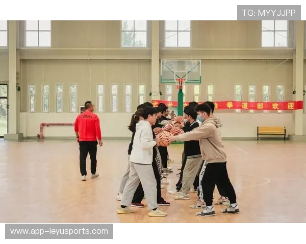 世界篮球学院在教学中开展体育产业、赛事商业与品牌传播实务训练